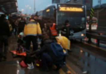 İstanbul'da metrobüste kanlı kavga!
