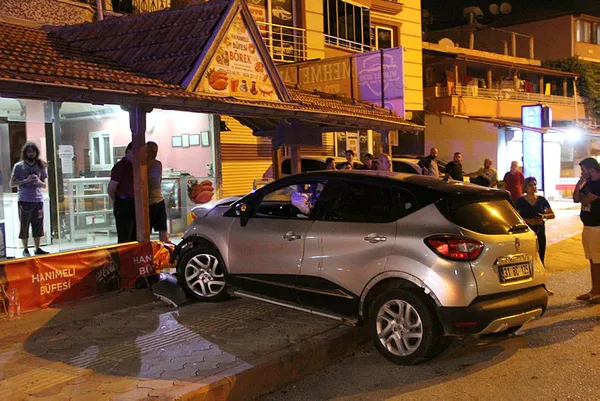 Hatay'da minibüs ile otomobil çarpıştı! Çok sayıda yaralı var - 2