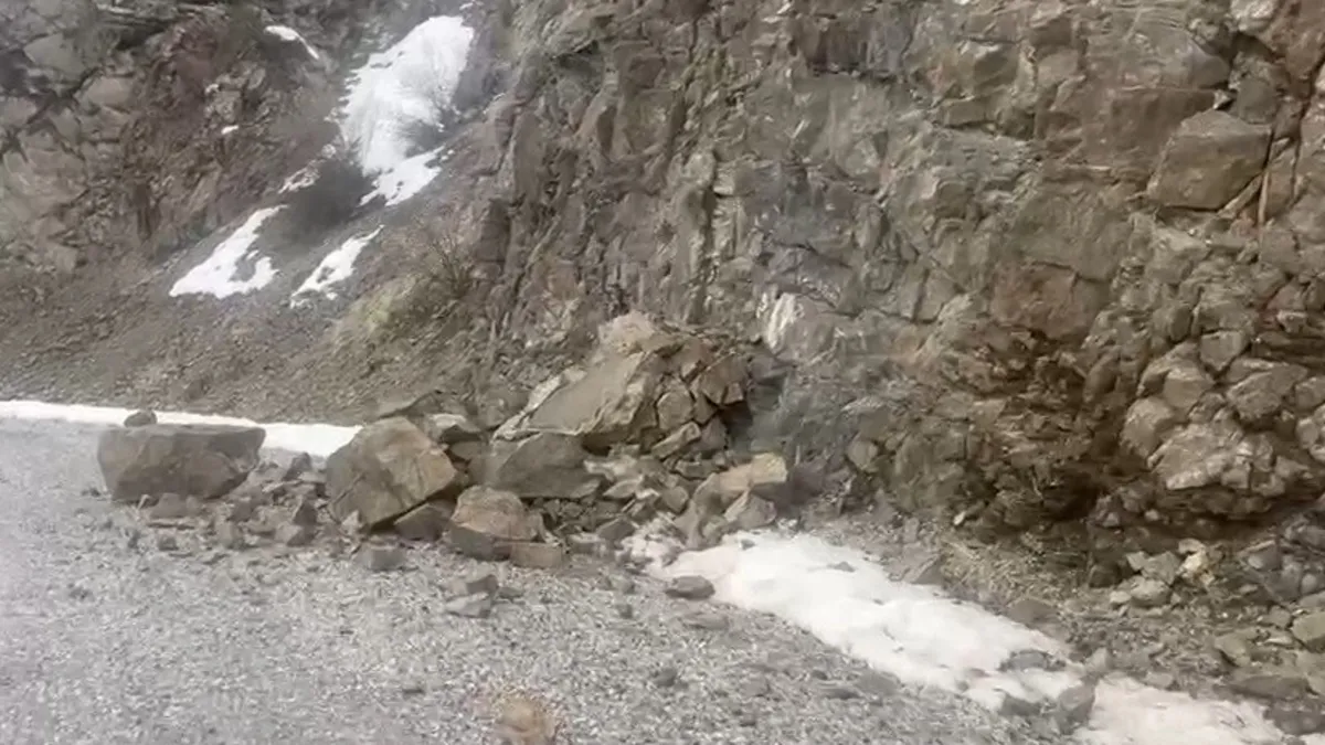 Erzincan'da deprem dehşeti! Dev kayaların kağıt gibi savrulduğu o anlar kamerada