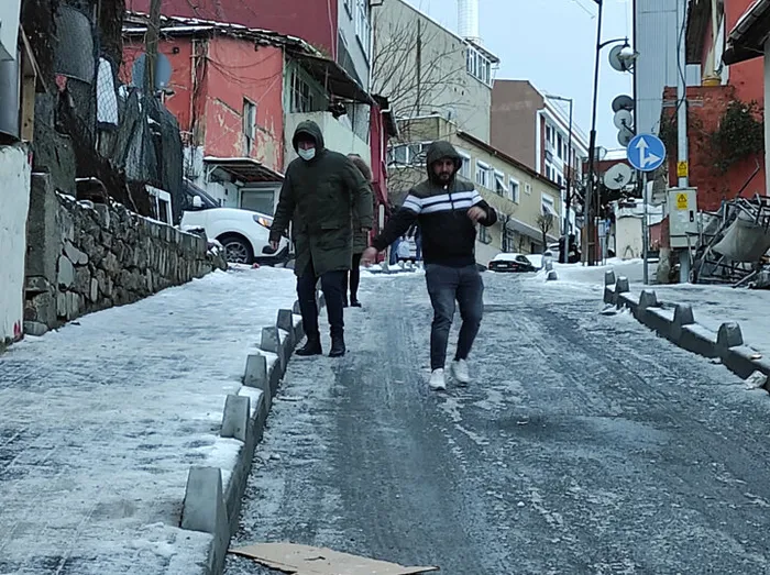 İstanbulluların kar çilesi! Şişli'de yollar buz pistine döndü: Yayalar kaldırımları tuzladı - 9