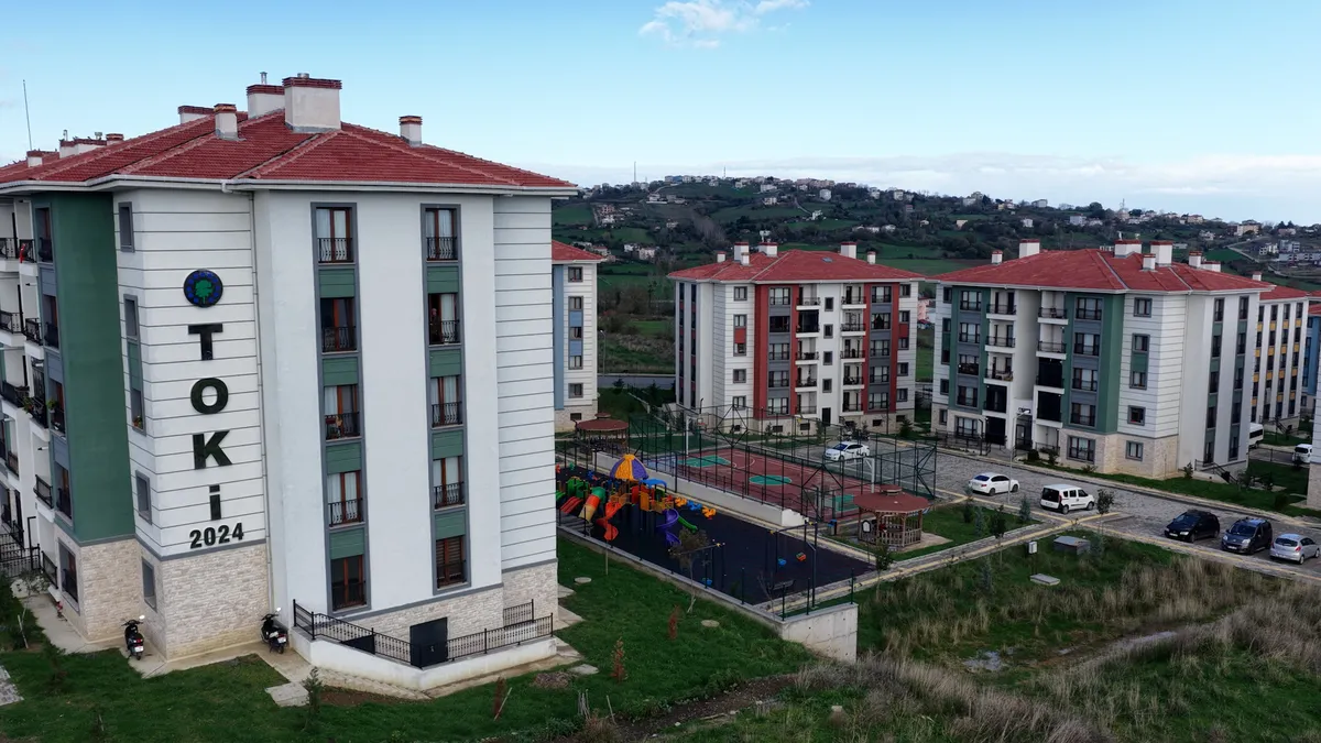 TOKİ ile hayaller gerçek oldu! Bakan Kurum ev sahibi ailenin görüntülerini paylaştı: Her şey düşünülmüş