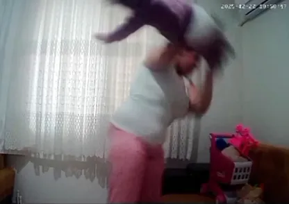 Cani anne 1 yaşındaki kızını öldüresiye dövdü