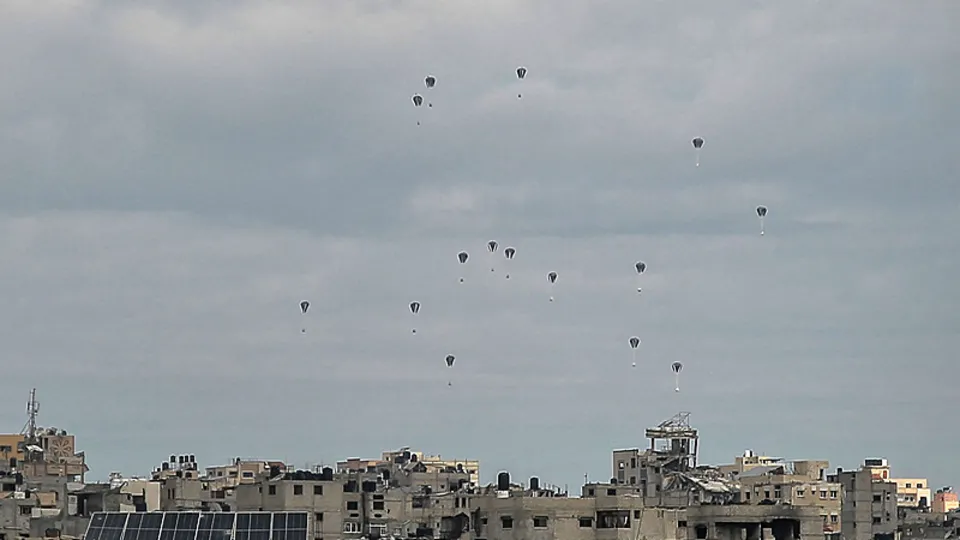 Gazze’ye havadan indirilen yardım kutuları sivillerin üzerine düştü, ölü ve yaralılar var