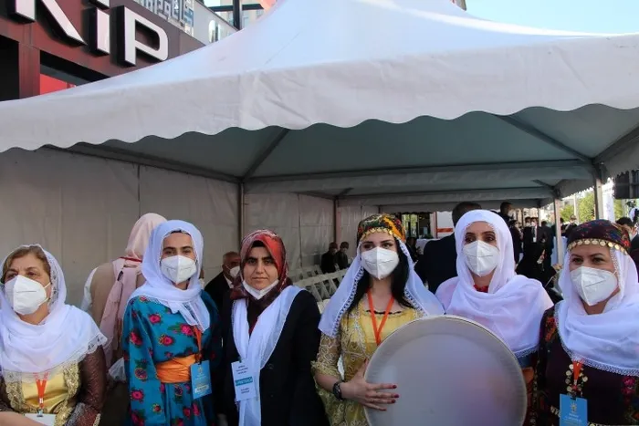 Başkan Erdoğan Batmanlı gençlerle Şemle Şemle türküsünü söyledi