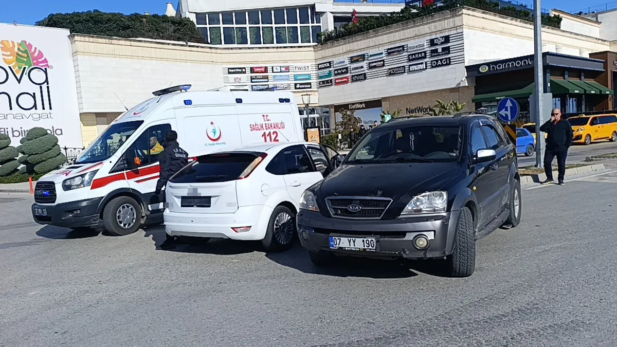 İki otomobilin çarpıştığı kazada aynı aileden 3 kişi yaralandı