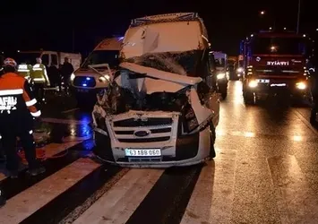 Aksaray'da minibüs kamyona çarptı: 13 yaralı