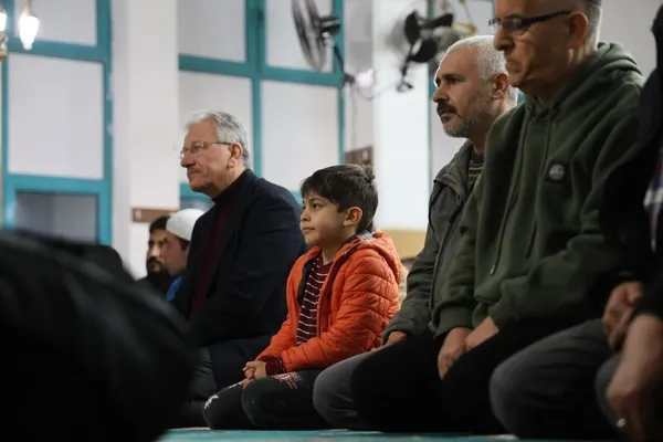 deprem-bolgesinde-mirac-kandili-dualarla-idrak-edildi-1707240527354.jpeg Deprem bölgesinde Miraç gecesi! Eller deprem şehitleri için semaya kalktı - 5