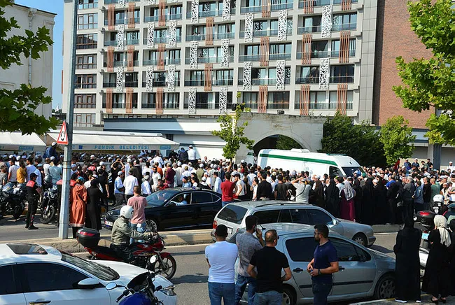 Menzil cemaatinin lideri El Hüseyni Adıyaman’da defnedildi! 250 bin kişi son yolculuğuna uğurladı