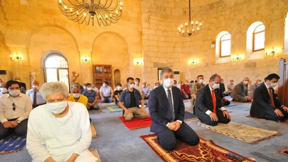96 yıl sonra yeniden ibadete açılan camide cuma namazı kılındı