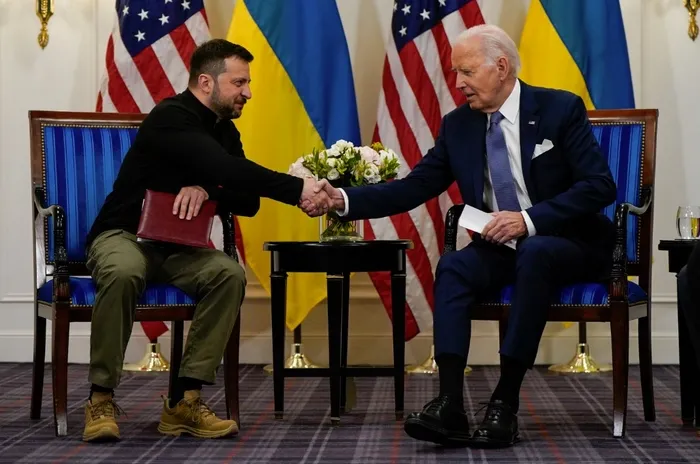 trumptan-dikkat-ceken-ukrayna-cikisi-avrupalilar-baksin-1739943587298.jpg Ukrayna Devlet Başkanı Volodimir Zelenskiy ve eski ABD Başkanı Joe Biden (Reuters)