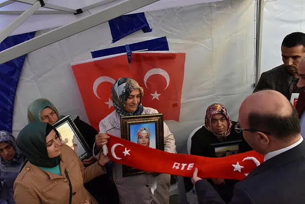 Diyarbakır'daki evlat nöbetindeki ailelerden Başkan Erdoğan ve Devlet Bahçeli'ye hediye - 6