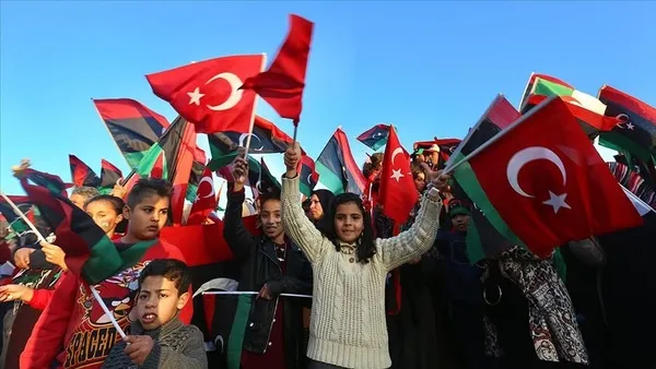 Hafter Türk bayrağına saldırdı Libya halkı cevabını verdi - 5