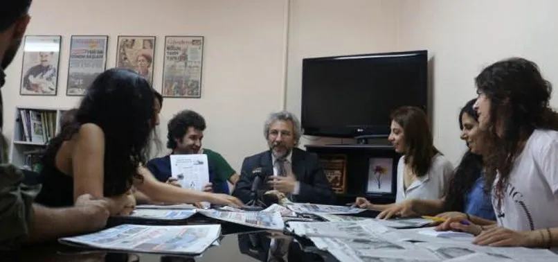 CAN DÜNDAR'DAN ABDULLAH ÖCALAN'IN FOTOĞRAFININ ÖNÜNDE TOPLANTI