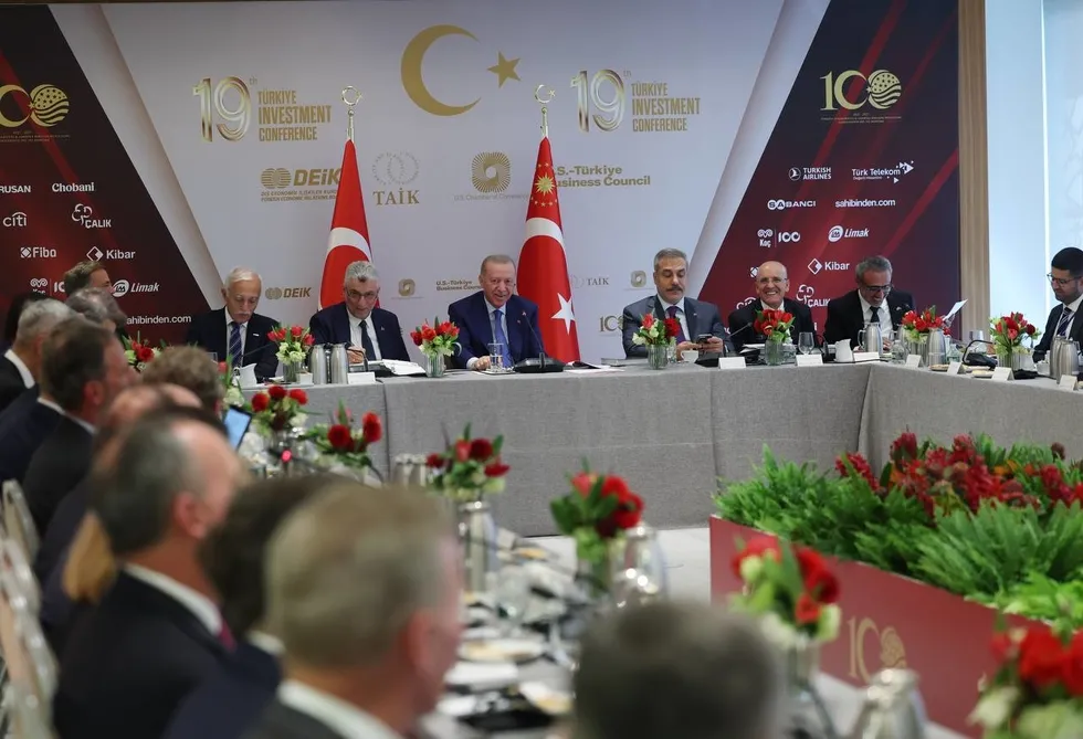 baskan-erdogandan-new-yorkta-is-insanlariyla-kritik-toplanti-hedef-100-milyar-dolarlik-ticaret-1790188462604.jpg Başkan Erdoğan’dan New York’ta iş insanlarıyla kritik toplantı: Hedef: 100 milyar dolarlık ticaret - 1