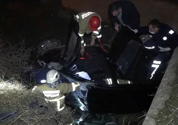 Kontrolden çıkan otomobil dereye uçtu