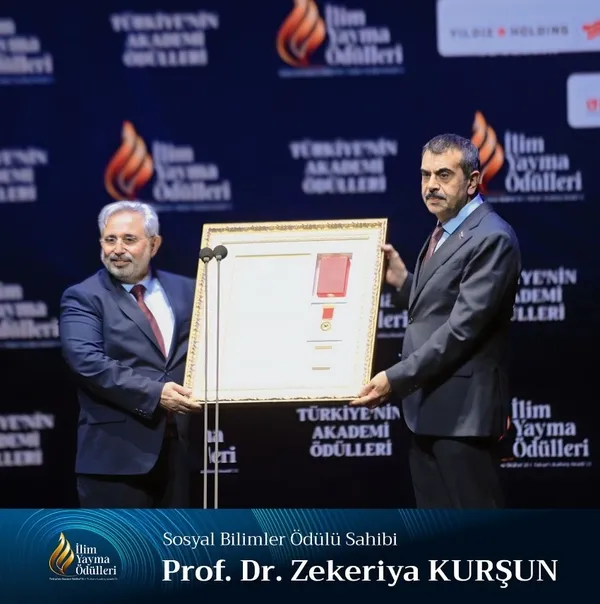 ilim-yayma-odulleri-takdim-toreninde-prof-dr-zekeriyya-kursun-sosyal-bilim-odulunun-sahibi-oldu-zekeriyya-kurs-1702761211943.jpg