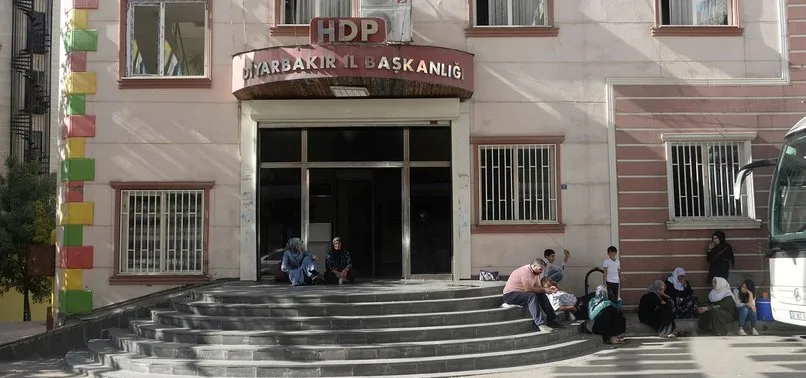 Çocukları dağa kaçırılan ailelerin HDP önündeki eylemi 2. gününde
