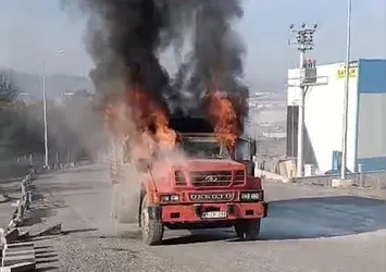 Düzce'de aynı yerde yarım saat arayla iki kamyon alevlere teslim oldu