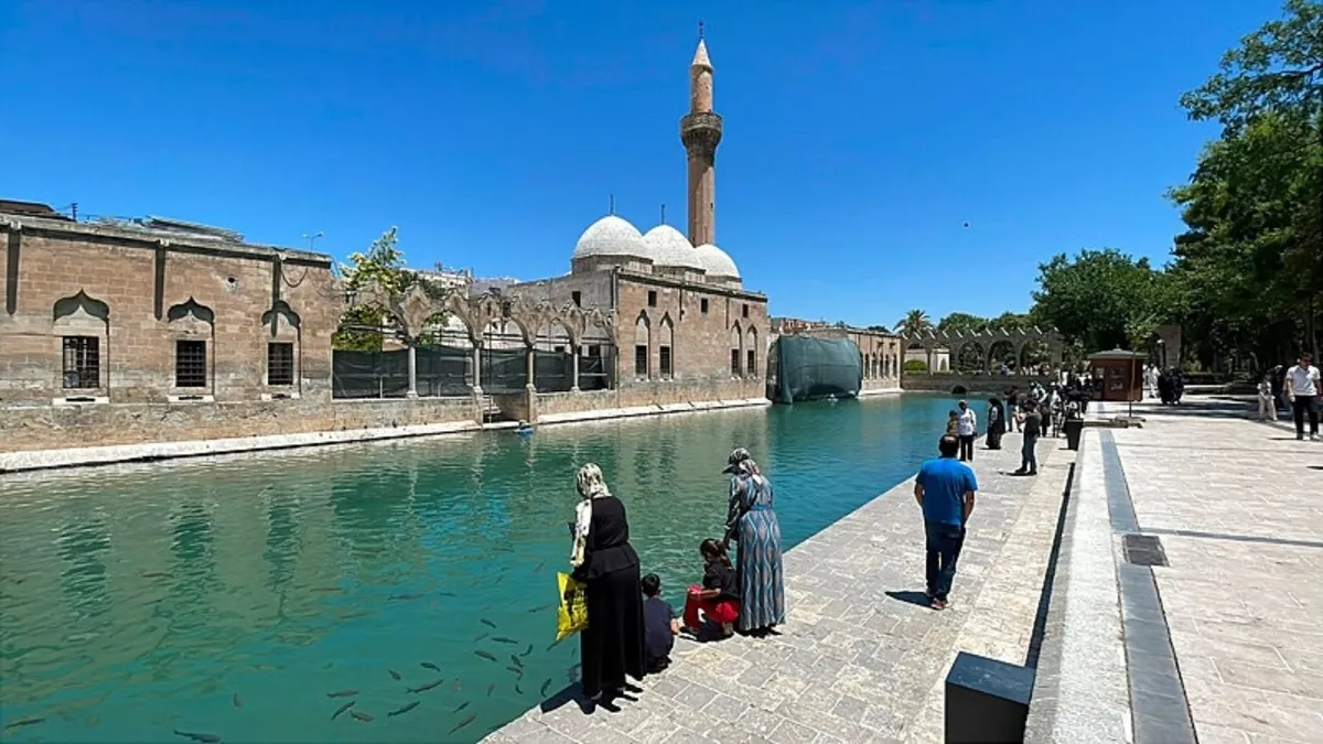 sicakliklar-guneyde-zirve-yapacak-karadenizde-yagis-var-1784270713333.jpg Güneydoğu Anadolu’da sıcaklıklar 41 dereceye ulaşacak ancak geçen yılki kadar güçlü bir sıcak hava dalgası beklenmiyor. (Foto: A Haber)
