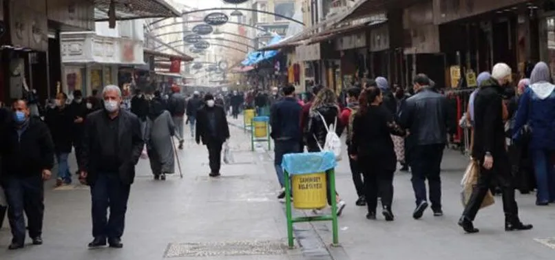 Gaziantep'te soğuk havaya rağmen çarşılar doldu
