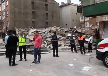 İstanbul Bağcılar'da boş bina çöktü