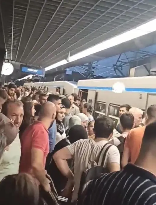 1692069152608.jpeg İstanbullunun toplu ulaşım çilesi! Yenikapı-Atatürk Havalimanı metrosu arızalandı seferler iki saat aksadı - 3
