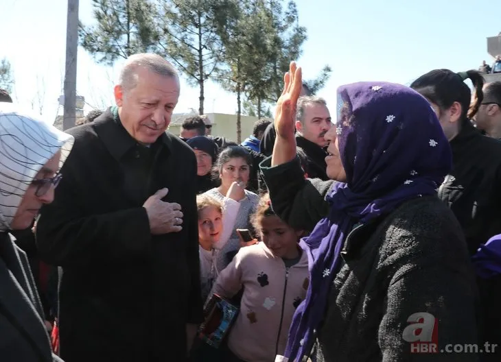 Başkan Erdoğan kadınlarla sohbet edip hediye verdi