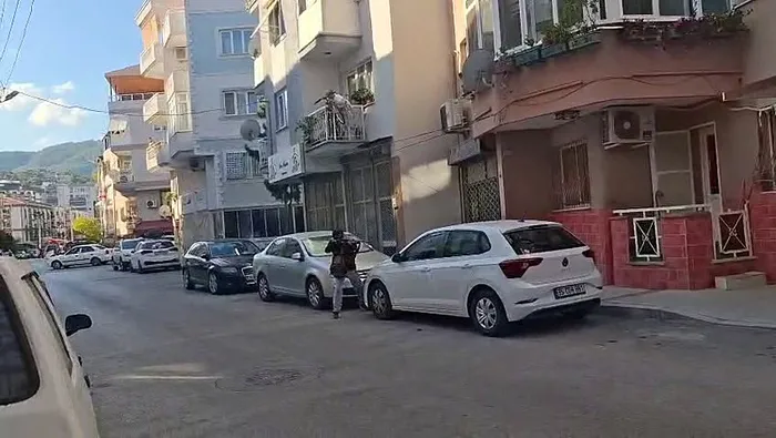 izmir-balcovadaki-saldirida-yaralanmisti-dehset-anlarini-anlatti-1758021223406.jpeg 16 yaşındaki Eren Bigül Balçova'da polis merkezine saldırı düzenledi