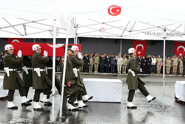 Pençe-Kilit şehitlerine veda! Türkiye şehitlerine ağlıyor! Binlerce vatandaş cenaze törenine katıldı...