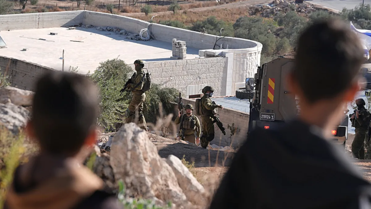 Siyonistlerden Batı Şeria'da barbarlık: 24 Filistinliye gözaltı