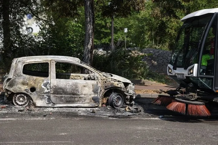Fransa'da büyük isyan! Araçları alev topuna çevirdiler! 5 günlük sokağa çıkma yasağı