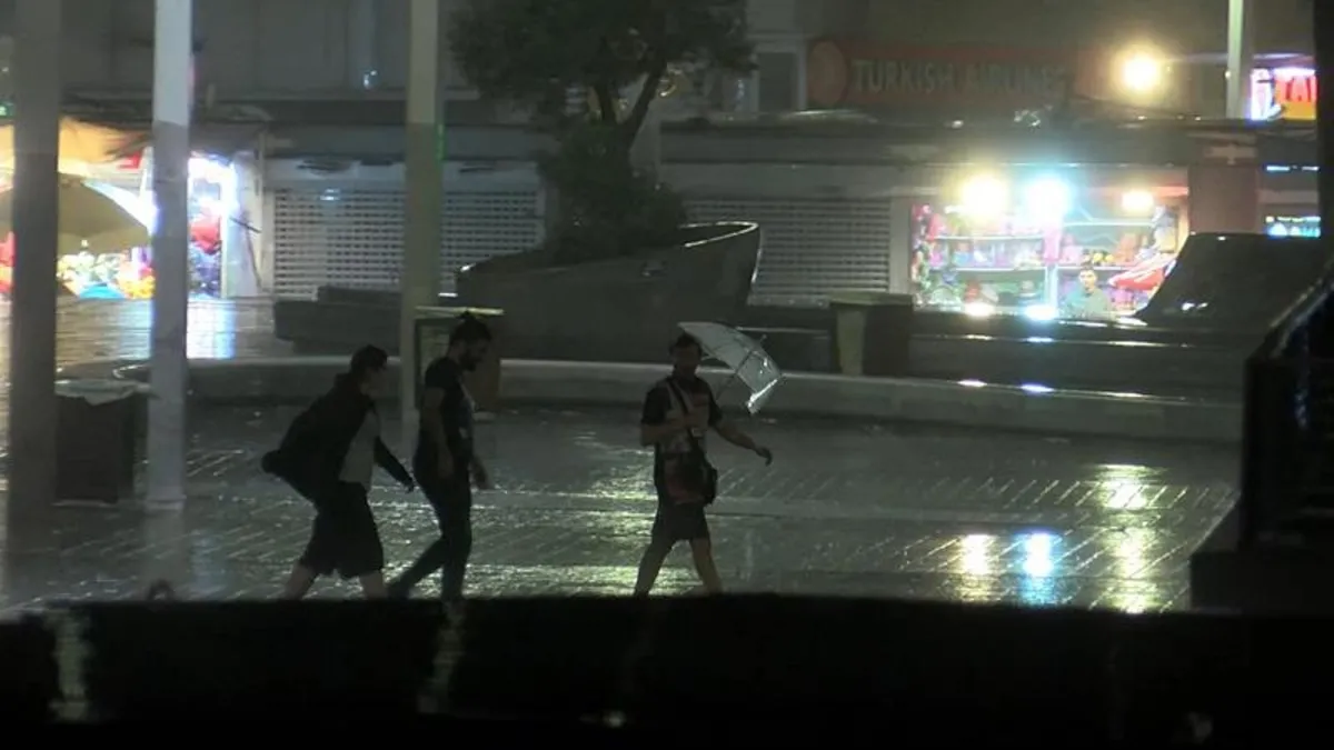 İstanbul'da sağanak etkili oldu! Gök yüzü şimşeklerle aydınlandı