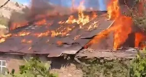 Bitlis’de korku dolu anlar! 2 katlı ev alev alev yandı