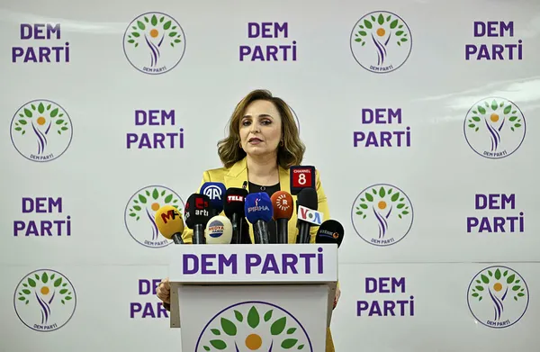 chpden-kandilin-siyasi-ussu-dem-partiye-ziyaret-yerel-secimler-oncesi-oy-dilenecekler-1702368277320.jpg CHP'den Kandil'in siyasi üssü DEM Parti'ye ziyaret! Yerel seçimler öncesi oy dilenecekler... - 6