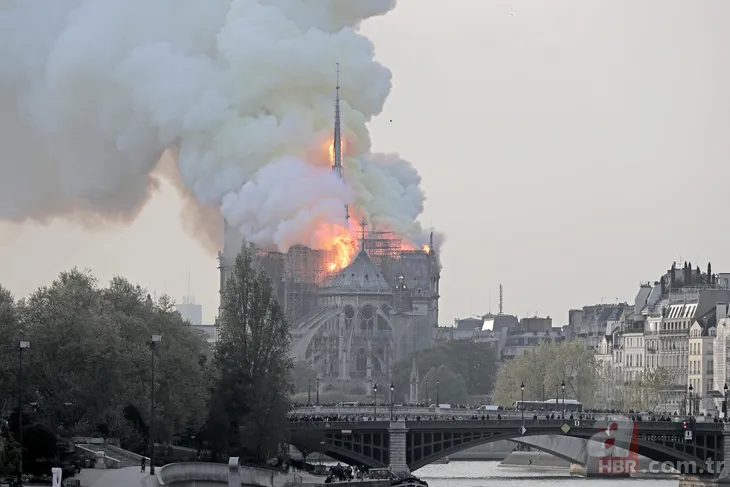 Dünya Notre Dame Katedrali'ndeki yangını konuşuyor!