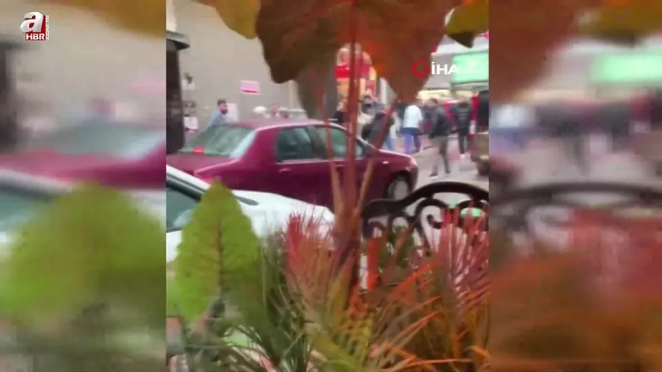 Kavgayı ayırmak isteyen uzman çavuş havaya ateş açtı! O anlar kamerada