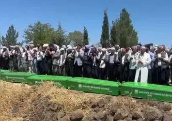 Kazada ölen 5 çocuk yan yana defnedildi