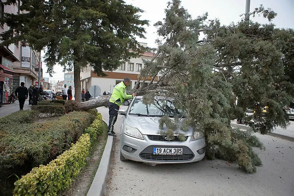 Kuvvetli rüzgarlar Türkiye'yi etkisi altına aldı! Ankara ve birçok ilde çatılar uçtu - 6