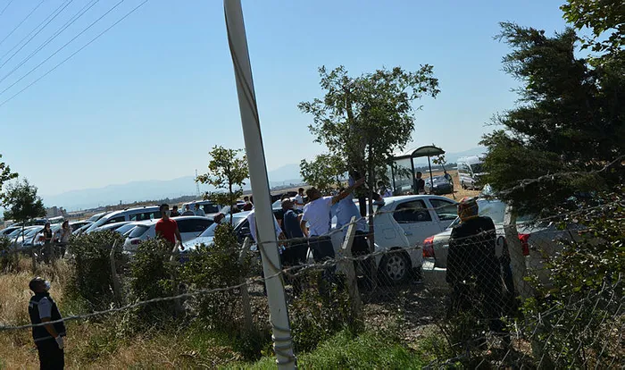 Rüzgarın uçurduğu YKS giriş belgesi ağacın dalına takıldı - 1