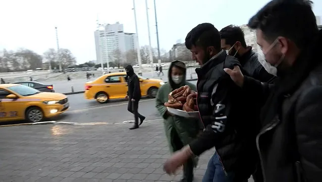 Taksim’de bayılma numarasıyla duygu sömürüsü kamerada! Ekipler ceza kesti - 4