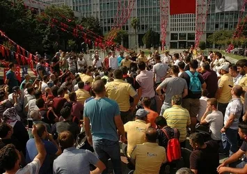 CHP'nin kovduğu işçiler İBB önünde eylem yaptı