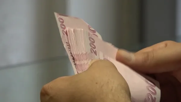 hesabina-yanlislikla-600-bin-lira-gelen-adamdan-alkislanacak-hareket-1636359258153.jpg Hesabına yanlışlıkla 600 bin lira gelen adamdan alkışlanacak hareket - 3