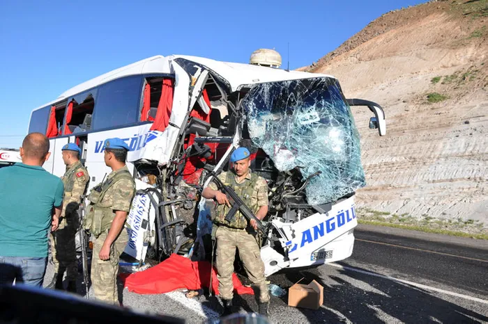 Elazığ'da otobüsle TIR çarpıştı: 2 ölü, 30 yaralı - 1