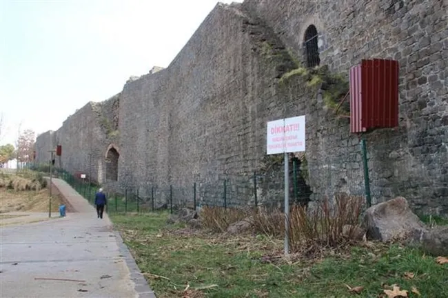 Diyarbakır’da tarihi surlarda uyarı tabelaları ve demir çitler işe yaramadı! Sac bariyerler yapıldı - 2