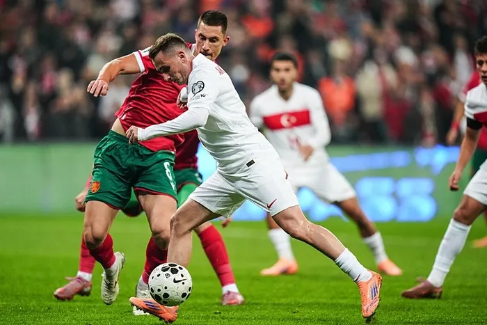 bursada-galibiyet-ruzgari-turkiye-bulgaristani-2-golle-devirdi-1763233465642.jpeg Bir pozisyonda milli oyuncu Kerem Aktürkoğlu (sağda) ile Bulgaristan oyuncusu Andrian Kraev (8) mücadele etti (AA)