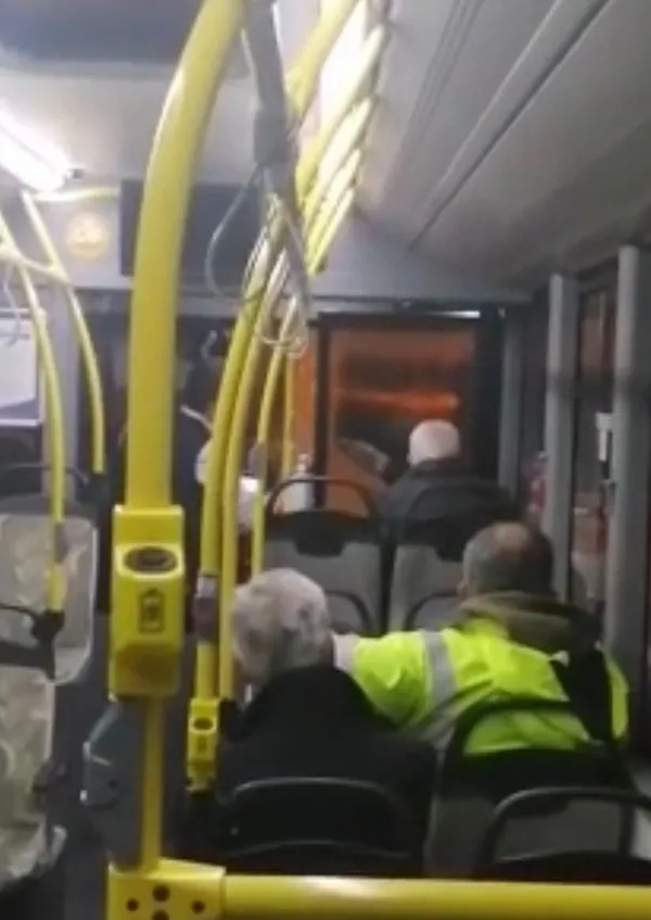 bursada-otobus-ile-servis-soforleri-arasinda-yol-verme-kavgasi-1639897902647.jpg Bursa'da otobüs ile servis şoförleri arasında yol verme kavgası - 2