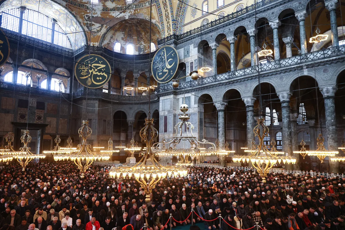 23-ekim-cuma-hutbesi-yayimlandi-1792699077243.jpg Diyanet’ten gençlere yuva kurma çağrısı! 23 Ekim Cuma hutbesinin konusu belli oldu - 1