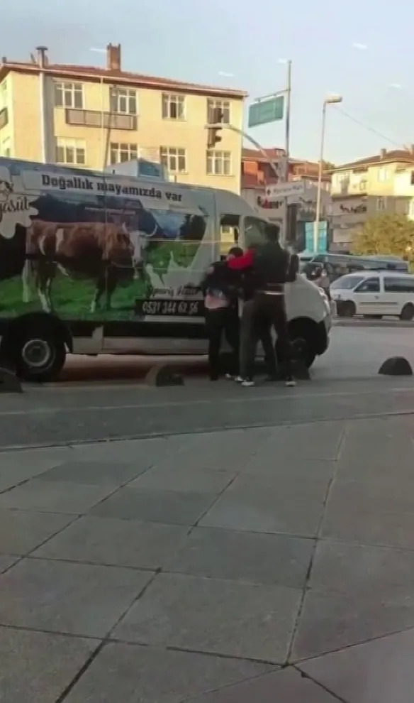 sancaktepede-gunduz-vakti-adam-kacirdilar-o-anlar-kamerada-1631605686554.jpg Sancaktepe’de gündüz vakti adam kaçırdılar! O anlar kamerada - 1