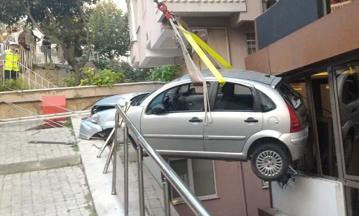 Kadın sürücü aracıyla birlikte havada asılı kaldı - 1