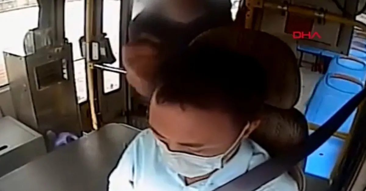 Çin'de otobüste 'maske tak’ kavgası! Otobüs şoförüne böyle yumruk attı
